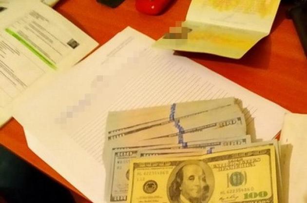 Хабар вимагали у громадянина, родичка якого перебуває в міжнародному розшуку