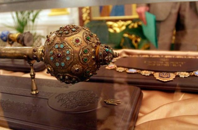 Во время церемонии новому президенту вручат официальные символы власти