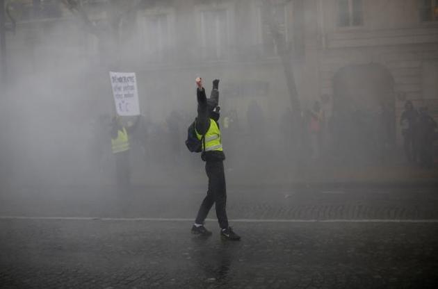 Перша "жовта ніч" у Парижі закінчилася розгоном демонстрантів