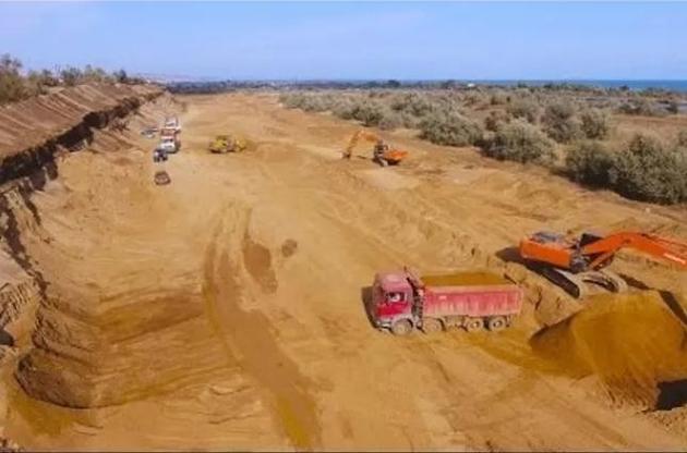 Піщана дамба запобігає потраплянню шкідливих речовин у навколишнє середовище