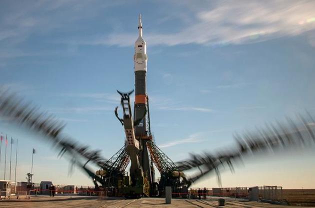 "Роскосмос" пытается выяснить, где просверлили отверстие в "Союзе"