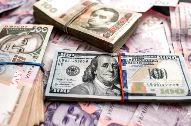 Курс валют: официальная гривня ослабла к доллару и евро