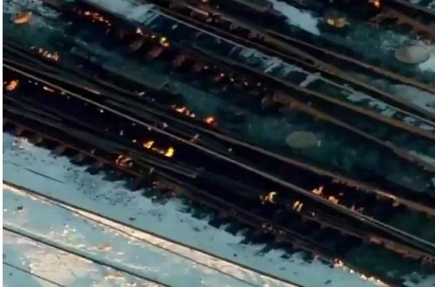 Щоб поїзди могли рухатися, рейки відігрівають вогнем