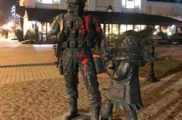 Памятник "вежливым людям" в оккупированном Симферополе облили краской