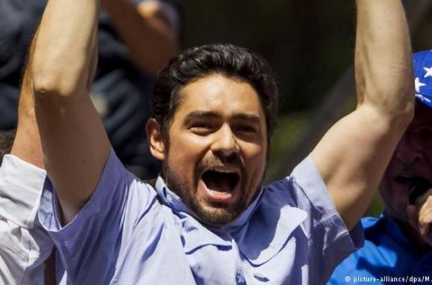 Веккіо - опозиціонер, соратник Леопольда Лопеса, який втік до США, рятуючись від арешту поліцією Мадуро