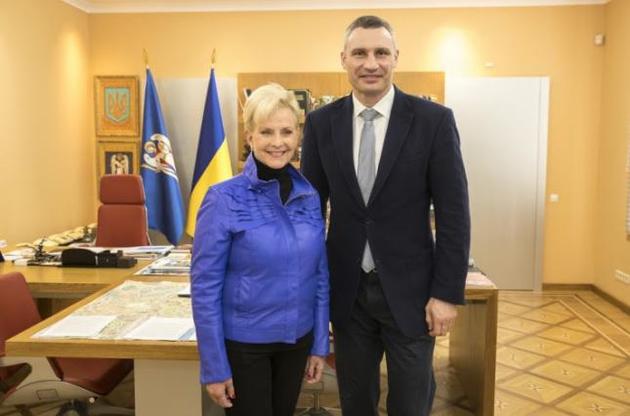 Вдова сенатора США Маккейна прибула до Києва в якості спостерігача за виборами