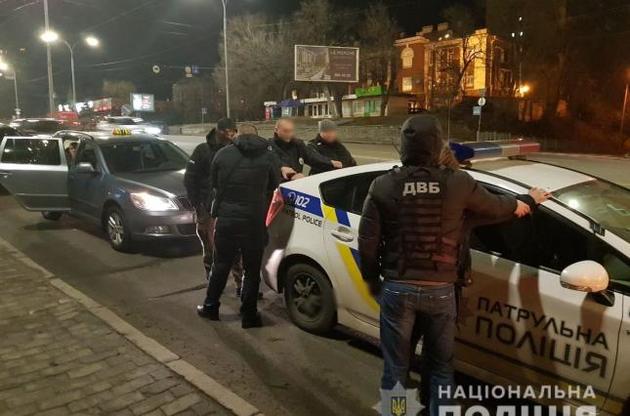 В Киеве на вымогательстве взятки задержали патрульных полицейских