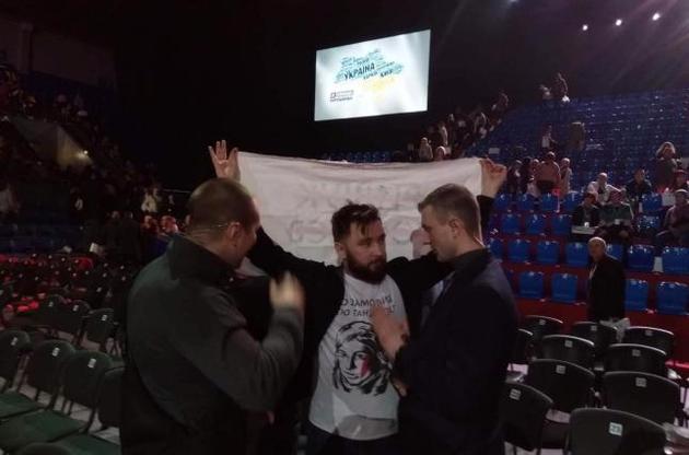 У активиста отобрали телефон