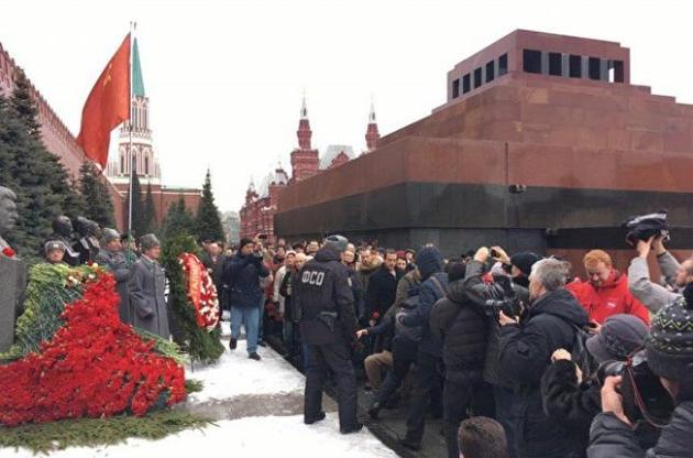 "Гори в аду, палач народа, убийца женщин и детей": у могилы Сталина задержали активистов