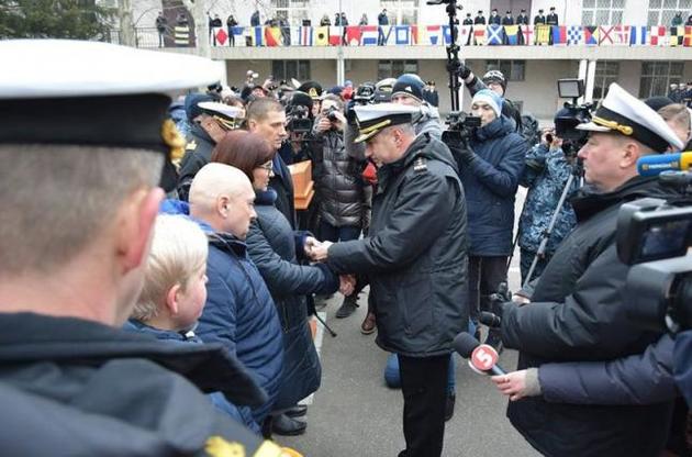 Батькам військовополонених моряків вручили лейтенантські погони і кортики