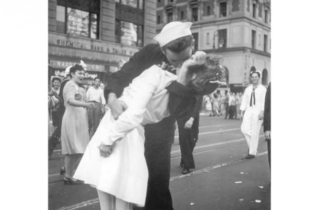 В США умер герой знаменитой фотографии "Поцелуй"