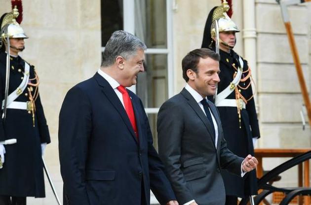 Макрон пообіцяв знову вимагати від Путіна звільнення Сущенка