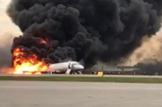 Во время аварийной посадки в московском аэропорту загорелся пассажирский самолет