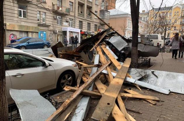 В Киеве ветер снес крышу здания и повредил автомобили