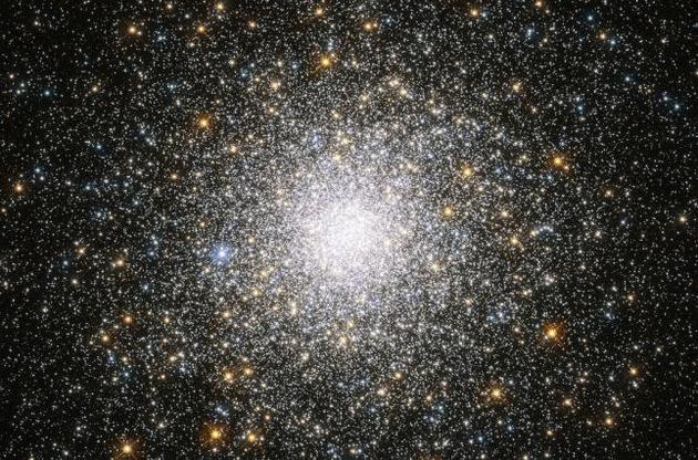 "Хаббл" рассмотрел "густонаселенный" звездный кластер