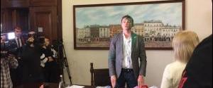 Во Львове заместителя Садового облили краской на заседании исполкома