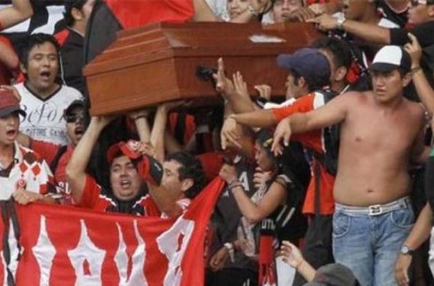 Фанаты принесли гроб на матч чемпионата Колумбии