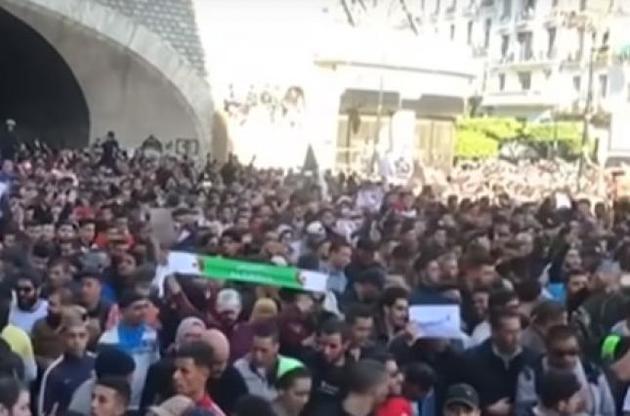 В Алжирі на акцію протесту проти президента вийшли мільйон людей