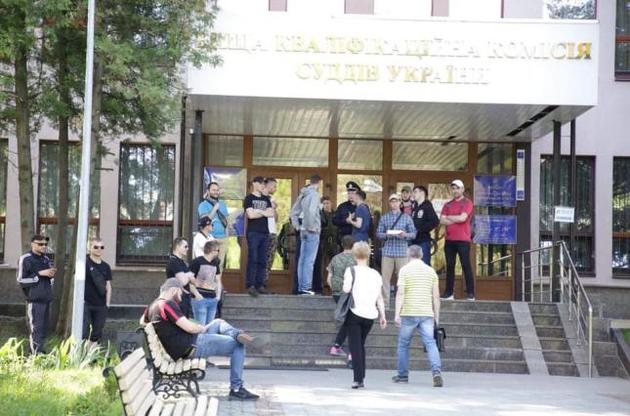 В Киеве неизвестные с утра блокируют работу ВККС
