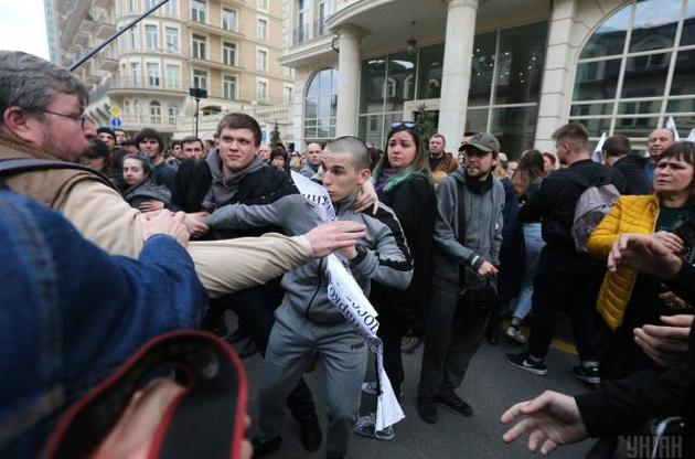 Потасовка под офисом Зеленского: полиция задержала двоих участников