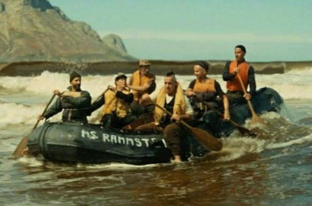 Учасники гурту припливають на острів племені аборигенів