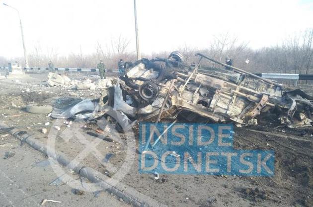 Предварительно, машина подорвалась на мине на обочине