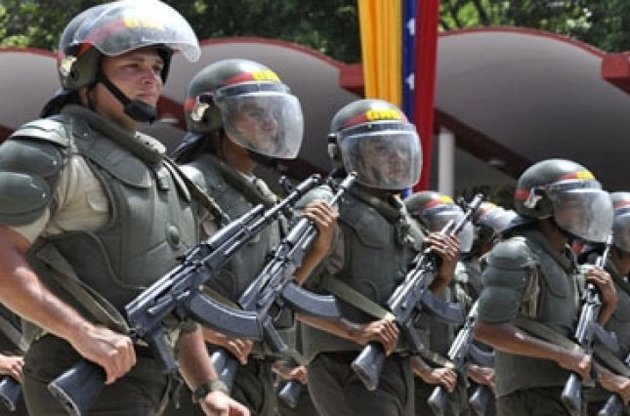 Группа венесуэльских военнослужащих сбежала в Колумбию