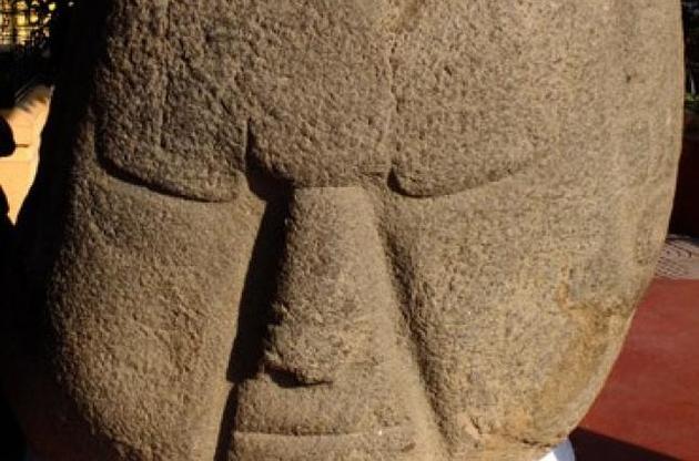 У скульптур были намагничены виски и щеки