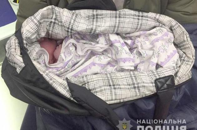 В Киеве младенца оставили в сумке посреди улицы