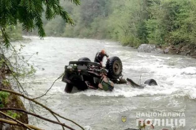 Водитель грузовика с туристами, который упал в реку, был пьян – полиция