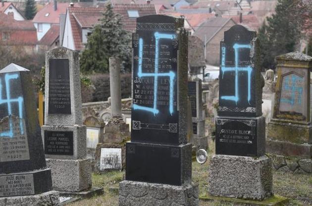 Во Франции в день национальной акции против антисемитизма осквернили около 80 еврейских могил — СМИ