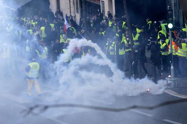 Во Франции участники беспорядков во время акций "желтых жилетов" осуждены и приговорены