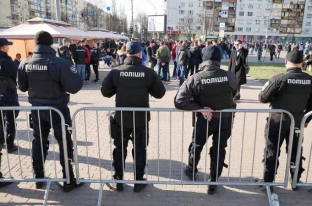 Під ЦВК продовжують перебувати близько 100 молодих людей спортивної статури