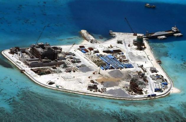 Китай спешно строит военные объекты на островах Спратли