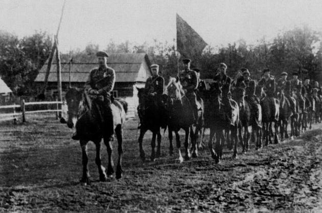 Партизани Рівненського партизанского з'єднання ім. Щорса під командуванням В.Бегми
в'їжджають в село, 1943 р.