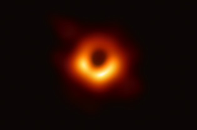 Астрономам впервые удалось получить снимок черной дыры
