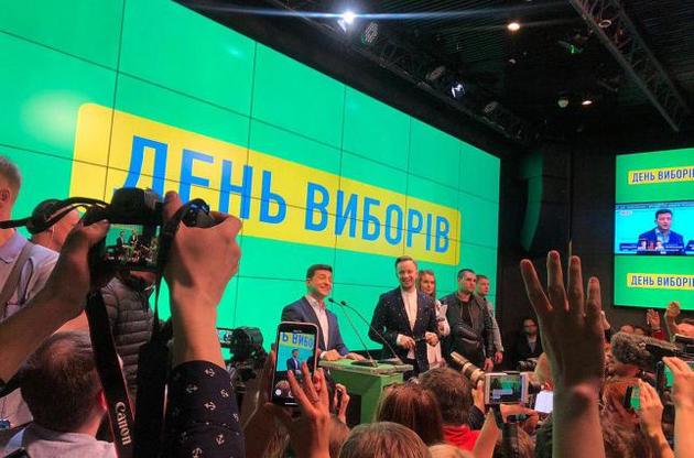 Зеленского призвали наконец начать выходить в люди и говорить с журналистами