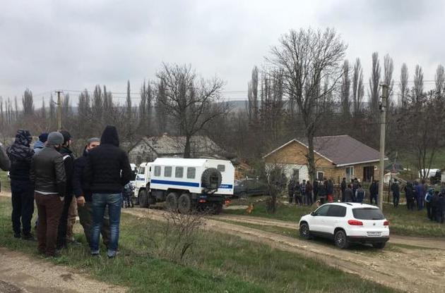 Массовые обыски в Крыму: российские силовики оцепили поселок под Симферополем