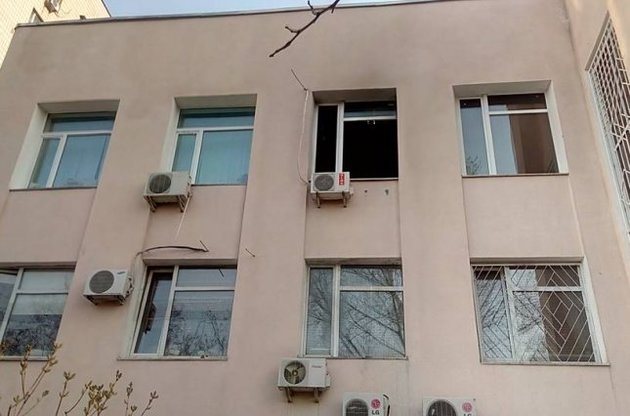Невідомий обстріляв будівлю Голосіївського райсуду Києва