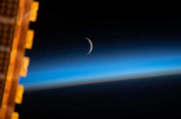 Астронавты сделали снимок растущей Луны из космоса