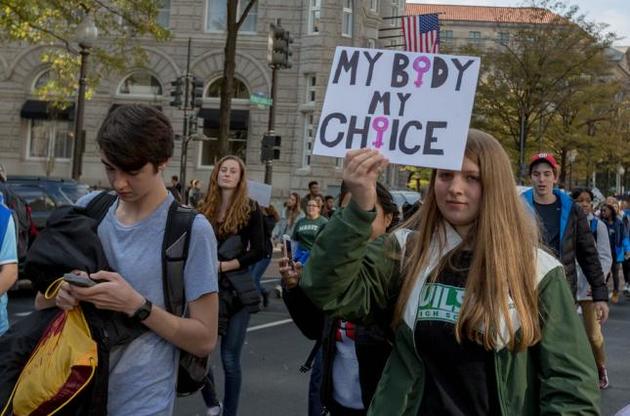 Губернатор Алабамы подписала закон о запрете абортов даже в случаях изнасилования и инцеста