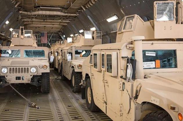 В Украину прибыли 35 американских внедорожников Humvee для ВСУ