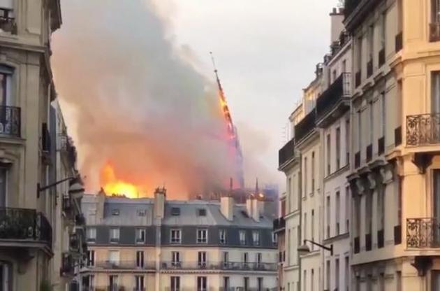В пылающем Соборе Парижской Богоматери обрушились шпиль и крыша
