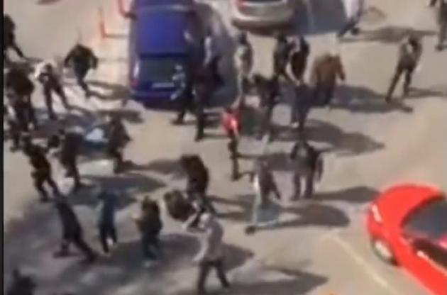 Очевидец снял видео беспорядков возле клуба