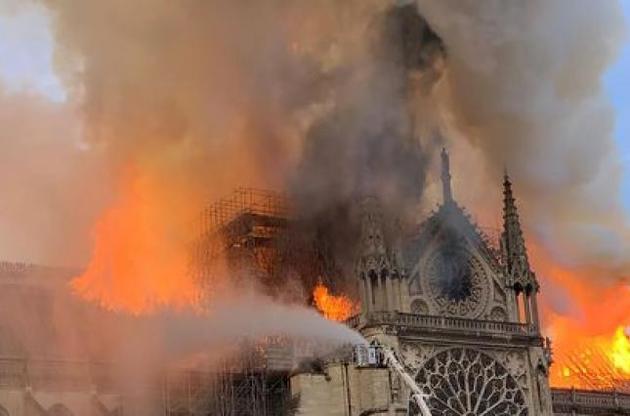 Власти Парижа эвакуируют жителей и туристов из опасной части города вокруг горящего Нотр-Дам — СМИ