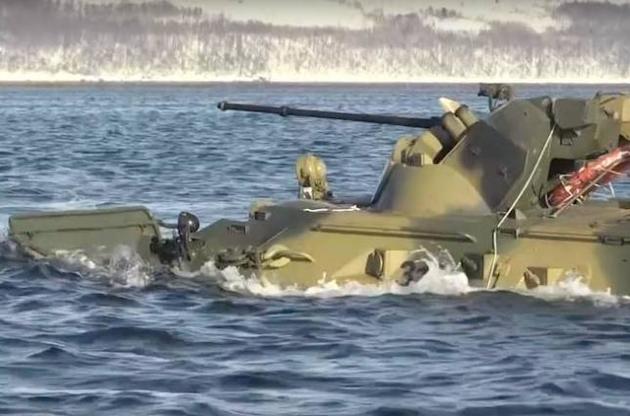 На озброєнні російської морської піхоти стоять плаваючі БТР-60ПБ та БТР-80/82