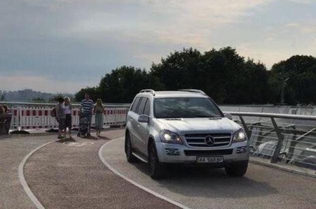 Любителя езды по пешеходному мосту в Киеве привлекли к админответственности