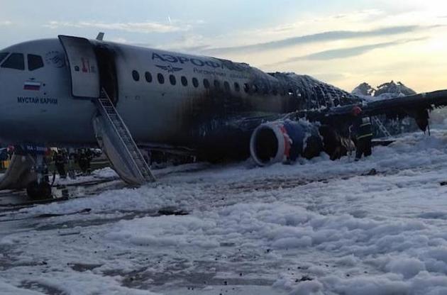 Следователи назвали две версии крушения самолета Superjet 100 в Шереметьево