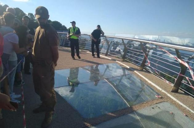 Из-за повреждения стекла движение по пешеходному мосту в Киеве перекрыли