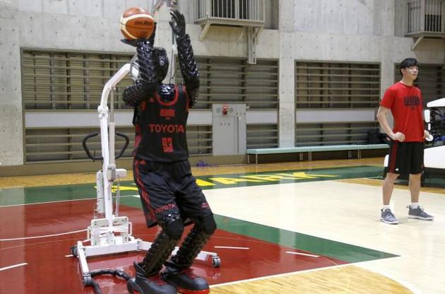 Toyota разработала робота-баскетболиста